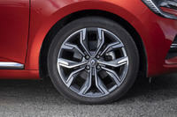 試乗車の「ビバステラ」と呼ばれる10本スポークデザインの17インチホイールには、205/45R17サイズの「コンチネンタル・エココンタクト6」タイヤが装着されていた。