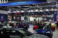 所狭しと車両が並んだアウディブースの様子。