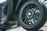 ホイールもブラック。フロントブレーキにはABSが標準装着される。