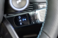 シフトセレクターはステアリングコラムから生える。やけに太いのはウインカー（右）との間違いを防ぐためか。