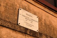 広場に掲げられたプレート。企業家としてのフェルッチョ・ランボルギーニとともに、世界に知られたレナッツォの人物であることをたたえている。