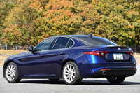 テスト車のボディーカラーは、深みのある色合いが特徴的な「モンテカルロ ブルー」。これを含めて全11色が用意されている。