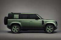 ロングボディー版の「ディフェンダー75thリミテッドエディション」。