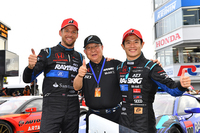 勝利を喜ぶTEAM KUNIMITSUの3人。写真左からジェンソン・バトン、高橋国光総監督、山本尚貴。