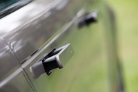 ドアロックを解除するとポップアップする「デプロイアブルドアハンドル」を採用する。ロックするか、車両を発進させると格納される。