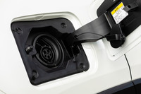 満充電に要する時間は、200V・16Aで約5時間半、100V・6Aで約27時間。CHAdeMOなどの急速充電には対応していない。