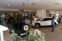 サルカーの店内。夕方5時を過ぎると、仕事帰りの人々が次々と訪れる。