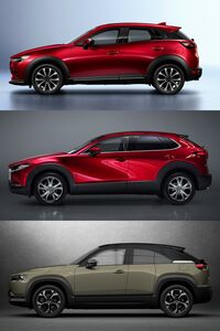 上から「CX-3」「CX-30」「MX-30」。ジャンル的には同じ“コンパクトクロスオーバー”の枠でくくられる3台だが、こうして見ると、ボディーパネルの表情や、ルーフラインのピークの位置などが、随分異なっている。
