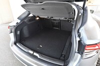 奥行きのあるラゲッジスペース。後席背もたれのセンターには、長尺物を積み込むためのスキーホールも備わる。