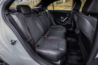 リアシートの表皮デザインは、フロントシートに準じたもの。シート座面中央部とバックレスト中央部がスエード調の「MICROCUT」に、その他の部分が「ARTICO」と呼ばれる人工皮革のコンビネーションデザインになっている。