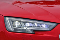 テスト車には、マトリクスLEDヘッドライトがオプション装着されていた。