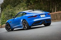 センター2本出しのマフラーが目を引くリアビュー。マフラーパイプ内のフラップによって排気音を変化させる、可変エキゾーストシステムを搭載している。