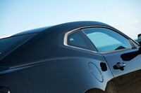 後端でキックアップしたベルトラインと、大きく張り出したリアショルダー。往年のマッスルカー、スペシャリティーカーをほうふつさせる意匠だ。