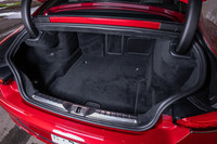 電動開閉式のトランクリッドが備わる荷室の容量は358リッター。長尺物を収容できるスキートンネルも採用されている。