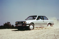 「BMW 3シリーズ（E30）」は優れた運動性能が魅力のモデルだったが、バブル期の日本ではステータス性の高さで人気を集めた。