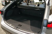 荷室には、5人乗車時で9.5インチのゴルフバッグが4つ収納できる。