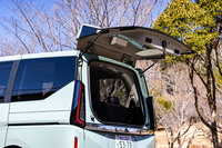 リアウィンドウ部分が独立して開閉する「デュアルバックドア」を全車に標準採用。これは歴代「セレナ」でもうたわれるセリングポイントである。