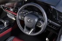 “Fスポーツ”専用のステアリングホイールは左右にディンプルレザーを採用。グリップ部分は標準モデルよりも奥行きを持たせている。
