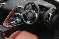 ステアリングホイールのセンターは、やや下方にオフセットされている。日本に導入される「Fタイプ」のハンドル位置は、試乗車に限らずすべて右。