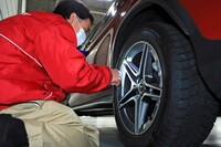 キズがつきやすいアルミホイールは、リムやスポークを指でなぞって確認。特に損傷は見当たらなかったようだ。