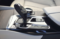 トランスミッションは8段AT。シフトレバーの周辺には、走行モードの選択ボタンやインフォテインメントシステムの操作スイッチがレイアウトされる。