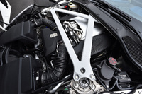 V8エンジンは、メルセデスAMGから供給される。エアインテークやエキゾーストシステム、ウエットサンプの潤滑機構、ECUなどはアストンマーティンの手で変更されている。