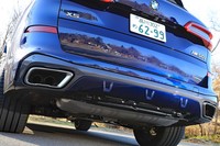 リアバンパー下部にはボディー同色のディフューザーを装備する。