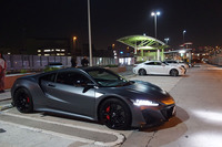 いつもの首都高辰巳PAに到着。こうしてあらためて眺めてみると、そのスタイリングはごくごくまっとうなミドシップのスーパーカールックである。