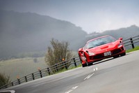 ドライバーアシストシステムは「SSC」がバージョン6.1に、「FDE」が「FDE＋」に進化。リアタイヤのグリップ量やブレーキの強さを適切にコントロールすることで安全かつ高速なコーナリングができるようになっている。