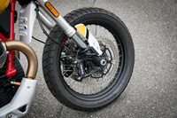 タイヤサイズは前が110/80-19、後ろが150/70-17。オンロード、オフロード双方の性能を重視した「ミシュラン・アナーキー アドベンチャー」が装着されていた。