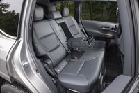 2列目シートは6：4分割で座面ごと前に倒し込めるようになっている（タンブル）。