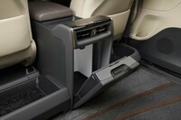 「トヨタ・アルファード」の4人乗り仕様車「スペーシャスラウンジ」登場の画像