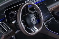 ステアリングホイールにも「タバコブラウン」のナッパレザーが巻かれる。しっとりとした質感が心地よい。