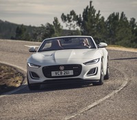 縦型だったヘッドランプがシャープな横型になるなど、マイナーチェンジを機にフロントフェイスのデザインは大幅に変更された。