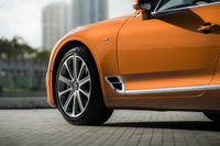 V8モデルは、フロントフェンダーに「V8」のエンブレムを装着している。