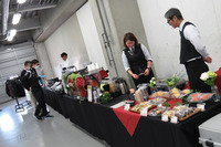 待合スペースではコーヒーやお菓子も供されており、いささか早めに到着した記者も、くつろいで受付開始を待つことができた。