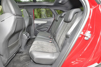 6：4の分割可倒機構が備わるリアシート。背もたれをたたむと、それに連動して座面が沈み込むため、フラットな荷室フロアが作れるのが特徴。