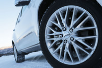 テスト車「グランドチェロキー サミット」の20インチアルミホイール。タイヤは「ヨコハマ・アイスガードiG51V」が組み合わされていた。