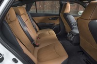 広々とした後席は、前席下側の足入れスペースにも配慮。パッセンジャーの心地よさや疲れにくさが徹底的に追求されている。