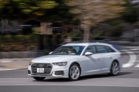 駆動方式は4WDの「クワトロ」システム。試乗車は「ダイナミックオールステアリングホイール（4輪操舵）」を装備していた。フロントに電子制御式ギア比可変ステアリングシステムを組み込み、約60km/h以下の低速域では逆位相に最大5度、60km/h以上では同位相に最大1.5度後輪をステアする。