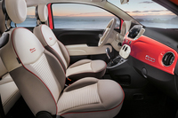 「オレンジ」のボディーカラーのモデルは、インテリアにもオレンジ色があしらわれる。