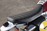 乗車定員は2人。シート高が20mm下がる（820→800mm）ローダウンサスペンションがオプション設定されている。