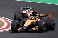 今年の鈴鹿で2位に入ったのはマクラーレン・メルセデスのオスカー・ピアストリ（写真前）。2024年、2025年とコンストラクターズタイトルを連取したマクラーレンは、36年前もトップチームとして勝利を重ねてはいたものの、2024年の戴冠は実に26年ぶり。それまで長いスランプに陥っていた。（Photo＝McLaren）