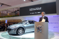 オートモビル・プジョーのフレデリック・サンジュールCEOと「308RCZ」。