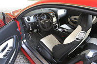 テスト車のインテリアカラーは「ベルーガ」（黒）と「リネン」（ベージュ）のツートン。インパネ表面には“きさげ”加工が施されたアルミパネルが貼られる。