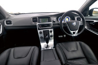 運転席周りの様子。アルミニウムのセンターパネルやパンチングレザーのステアリングホイール、アルミ製のスポーツペダルなどがドライバーを取り囲む。
