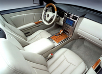 ステアリングホイールは、電動で「チルト」「テレスコピック」調整ができる。「DVDナビゲーションシステム」ほか、フロントウィンドウに、速度、シフトポジションなどを映す「ヘッドアップディスプレイ」、レーダーにより、先行車との距離を保つ「アダプティブクルーズコントロール」を標準で装備する。オーディオは、6連奏CD、9スピーカーをもつ「BOSEプレミアムサウンドシステム」が奢られる。（写真＝日本ゼネラルモーターズ）