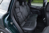 大柄なボディーの恩恵もあって、後席も快適そのもの。格納は簡単操作のシングルフォールディング式を採用。
    