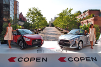 左が今回のテスト車「コペン エクスプレイ」で、右は標準的なボディータイプの「コペン ローブ」。写真は、2014年6月に開催された発表会におけるツーショット。（写真＝webCG）