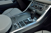 ダイヤル式ではなくレバー式のシフトセレクターを採用。センターコンソールには「テレインレスポンス2」のモード切り替えダイヤルや、車高調整機構のスイッチなどが並ぶ。
    